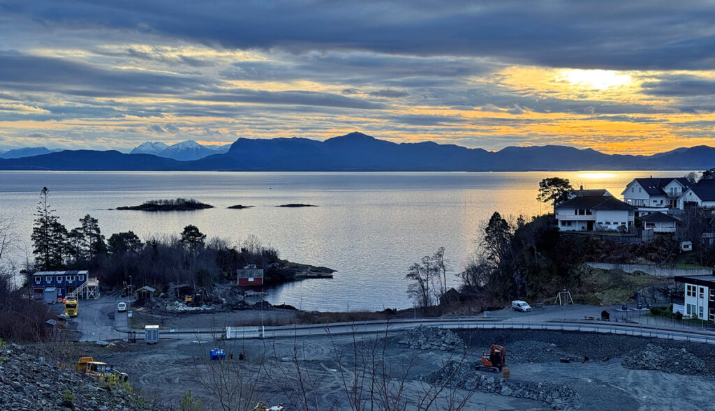 Utsikt fra tomten til nyboligprosjektet Telleviko i Os. Bildet viser at arbeidet er i gang på tomten, og at det er veldig fin utsikt over Bjørnafjorden
